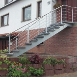 Bogentreppe Außen, Holmtreppe