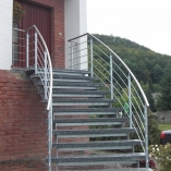 Bogentreppe Außen, Holmtreppe