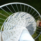 Aussenspindeltreppe mit Blechstufen, stencilzink