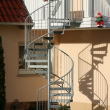 Spindeltreppe mit Lochblechstufen, Treppenturm