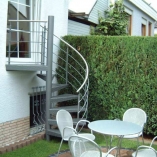 Aussenspindeltreppe mit Riffelblechstufen