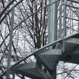 Spindel-Fluchttreppe mit Gitterroststufen