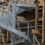Wangentreppe mit Gitterroststufen als Fluchttreppe