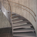 Flachstahl-Wangentreppe als Geschäftstreppe in Kirchengemeinde