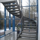 Flachstahl-Wangentreppe als Geschäftstreppe - Vollansicht
