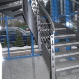 Flachstahl-Wangentreppe als Geschäftstreppe - Bogendetail