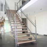 Zwei-Holm-Treppe als Geschäftstreppe