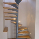 Spindeltreppe mit Formblechkonsole als Geschäftstreppe
