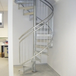 Spindeltreppe mit Riffelblechtstufen als Geschäftstreppe