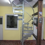 Spindeltreppe mit Riffelblechtstufen als Geschäftstreppe