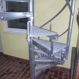 Spindeltreppe mit Riffelblechtstufen als Geschäftstreppe