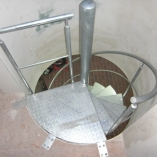 Spindeltreppe mit Riffelblechtstufen als Geschäftstreppe