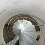 Spindeltreppe mit Riffelblechtstufen als Geschäftstreppe