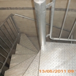 Spindeltreppe mit Riffelblechtstufen als Geschäftstreppe