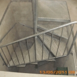 Spindeltreppe mit Riffelblechtstufen als Geschäftstreppe