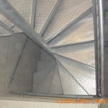 Spindeltreppe mit Riffelblechtstufen als Geschäftstreppe