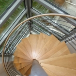 Spindeltreppe in Kragarmoptik als Geschäftstreppe