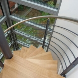 Spindeltreppe in Kragarmoptik als Geschäftstreppe