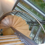 Spindeltreppe in Kragarmoptik als Geschäftstreppe
