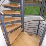 Spindeltreppe in Kragarmoptik als Geschäftstreppe