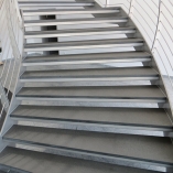 Bogentreppe aus Stahl, Innenbereich