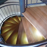 Spindeltreppe mit Wannenstufen