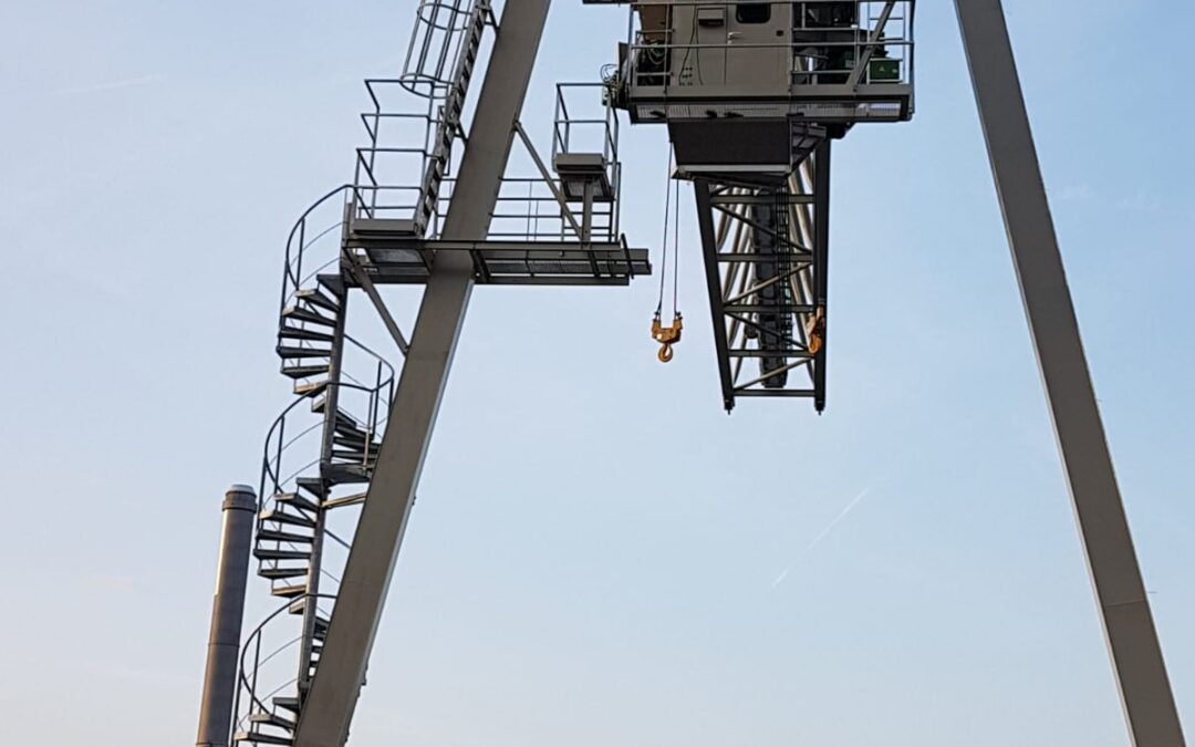 Projekt: Aufstiegslösungen für einen Portalkran