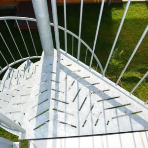 Spindeltreppe außen mit Blechstufen