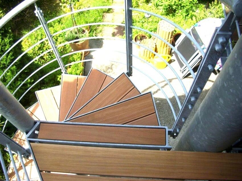 Aussenspindeltreppe Mit Holzstufen Treppen Partner De